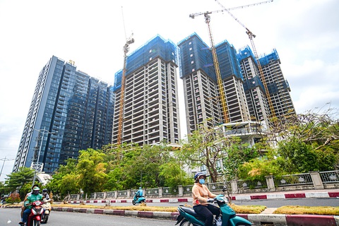 Dẹp loạn Dự án bất động sản đang xây dựng ở quận 7, TP.HCM (ảnh chụp trưa 2-4) - Ảnh: QUANG ĐỊNH