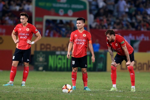 Quang Hải (giữa, số 19) đang thể hiện tốt vai trò thủ lĩnh tại CLB Công An Hà Nội - Ảnh: MINH ĐỨC Quang Hải (giữa) đang thể hiện tốt vai trò thủ lĩnh tại CLB Công An Hà Nội - Ảnh: MINH ĐỨC
