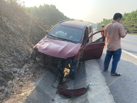 Mặt đường cao tốc Cam Lộ - La Sơn nóng đến 63 độ, cảnh báo tình huống xe gặp tai nạn do nổ lốp- Ảnh 1. Chiếc xe hơi gặp nạn trên cao tốc Cam Lộ - La Sơn sáng 4-4 nghi do bị nổ lốp xe vì mặt đường nóng - Ảnh: Đ.THÀNH