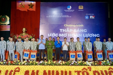 'Thắp sáng ước mơ hoàn lương' đến với phạm nhân ở Thanh Hóa- Ảnh 1. Trao quà cho các phạm nhân đang chấp hành án tại trại giam Thanh Lâm - Ảnh: THỤC HIỀN