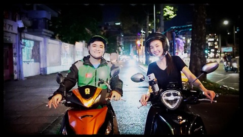 Thùy Tiên và Erik ra MV 'Thiệt là dễ thương' tặng Sài Gòn- Ảnh 2. Thùy Tiên ghi điểm với hình ảnh hoa hậu giản dị, gần gũi trong show thực tế Đu đêm