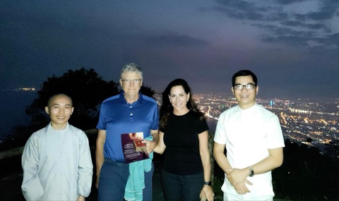Tỉ phú Bill Gates thăm Đà Nẵng là điểm nhấn lớn của du lịch đầu năm- Ảnh 1. Nghệ nhân Hoàng Anh Sướng (bìa phải), sư cô, tỉ phú Bill Gates và người bạn gái của tỉ phú trên đỉnh Bàn Cờ - Ảnh: Nghệ nhân Hoàng Anh Sướng cung cấp
