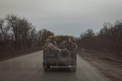 Ông Zelensky nói Nga chuẩn bị đưa thêm 300.000 quân đến Ukraine- Ảnh 1. Các binh sĩ Ukraine di chuyển ở thị trấn Chasiv Yar ở khu vực Donetsk hôm 2-4 - Ảnh: NEWSWEEK