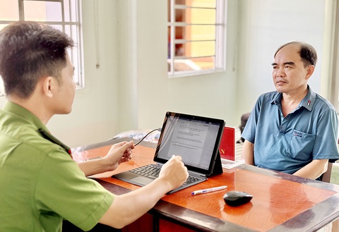Người đàn ông vận chuyển số lượng lớn USD qua Campuchia- Ảnh 1. Ông Nguyễn Thành Phi bị tạm giữ hình sự do vận chuyển số lượng lớn USD qua biên giới - Ảnh: TIẾN VĂN
