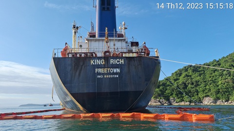 Con tàu ma dài 132 mét nằm suốt 4 tháng ở biển Cù Lao Chàm- Ảnh 4. Tàu King Rich vẫn đang nằm ở quanh đảo Cù Lao Chàm và sẽ được kéo ra trong ít ngày tới - Ảnh: H.C.H.