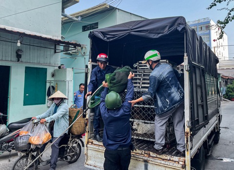 Liên hệ đội bắt chó thả rông: Thống nhất một đầu mối qua tổng đài 1022?- Ảnh 1. Đội chuyên trách bắt chó ở phường Hiệp Bình Chánh (TP Thủ Đức) thường xuyên hoạt động - Ảnh: CHÂU TUẤN