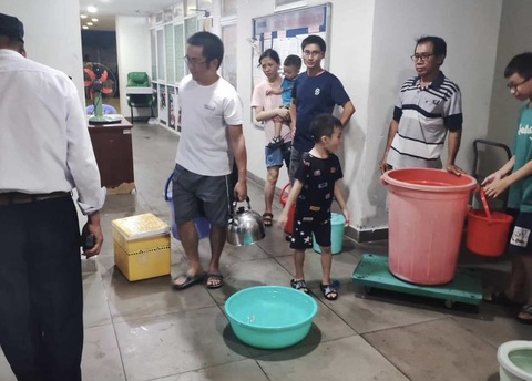 Hàng trăm hộ dân chung cư Ehome S xếp hàng cả đêm xách nước: Sawaco nhận lỗi- Ảnh 2. Người dân dùng xô, chậu, ấm nước để lấy nước tối 3-4 - Ảnh: Người dân cung cấp