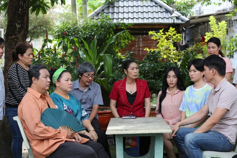 Lâm Vỹ Dạ hóa tomboy mê tốc độ, thích làm anh hùng xa lộ- Ảnh 2. Cảnh trong phim Chuyện gì khó - có má lo - Ảnh: ĐPCC