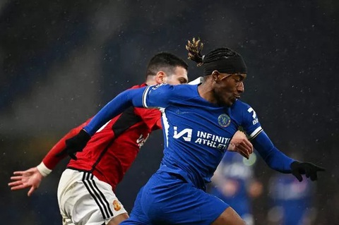 Dẫn 3-2 đến phút 90+7, Man United vẫn thua ngược Chelsea- Ảnh 5. Tình huống Madueke bị Dalot đẩy ngã - Ảnh: FOOTBALL LONDON
