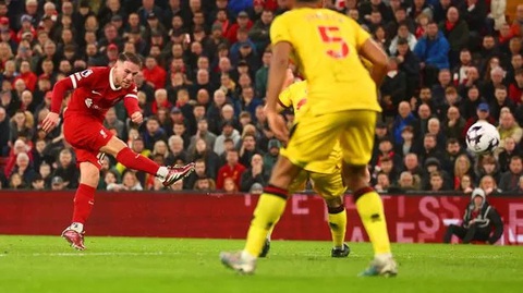 'Messi chân phải' giúp Liverpool lấy lại ngôi đầu bảng- Ảnh 5. Cú sút đẹp mắt của Allister - Ảnh: CHỤP MÀN HÌNH