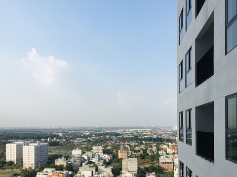 Mua căn hộ đầu tiên trước tuổi 30: Đừng đợi đủ tiền mới mua- Ảnh 1. Điểm nhìn từ căn hộ tôi đặt cọc mua năm 2019, bàn giao năm 2021 - Ảnh: YẾN TRINH
