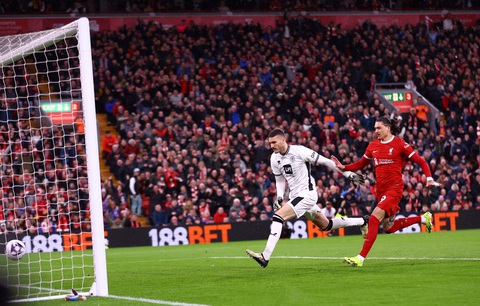 'Messi chân phải' giúp Liverpool lấy lại ngôi đầu bảng- Ảnh 2. Tình huống ghi bàn khó tin của Nunez - Ảnh: REUTERS