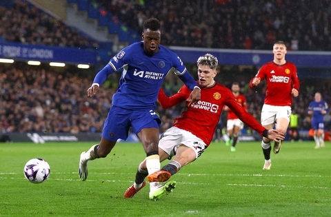 Dẫn 3-2 đến phút 90+7, Man United vẫn thua ngược Chelsea- Ảnh 2. Garnacho (phải) ghi bàn rút ngắn tỉ số sau sai lầm của Caicedo - Ảnh: REUTERS