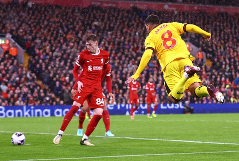 'Messi chân phải' giúp Liverpool lấy lại ngôi đầu bảng- Ảnh 3. Cú đánh đầu đưa bóng đi đập chân Bradley - Ảnh: REUTERS