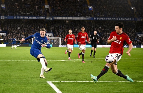 Dẫn 3-2 đến phút 90+7, Man United vẫn thua ngược Chelsea- Ảnh 1. Gallager ghi bàn mở tỉ số cho Chelsea - Ảnh: REUTERS