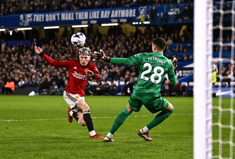 Dẫn 3-2 đến phút 90+7, Man United vẫn thua ngược Chelsea- Ảnh 4. Garnacho một lần nữa lập công - Ảnh: REUTERS