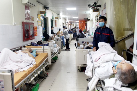 Thiếu vật tư y tế: Các giám đốc bệnh viện đừng kêu nữa, làm đi thôi- Ảnh 1. Mỗi năm Bệnh viện Việt Đức phẫu thuật trên 75.000 ca. Chuyện Bệnh viện Việt Đức thiếu vật tư, bệnh nhân phải chờ mổ đến nửa năm râm ran trên báo suốt hai tuần nay - Ảnh: DƯƠNG LIỄU