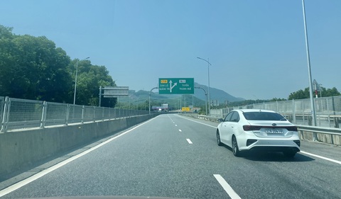 Có thể hạn chế nổ lốp do nhiệt độ mặt đường quá cao bằng cách bơm khí nitơ?- Ảnh 2. Những thời điểm trưa đứng bóng nhiệt độ trên các tuyến đường miền Trung rất cao - Ảnh: T.TRUNG