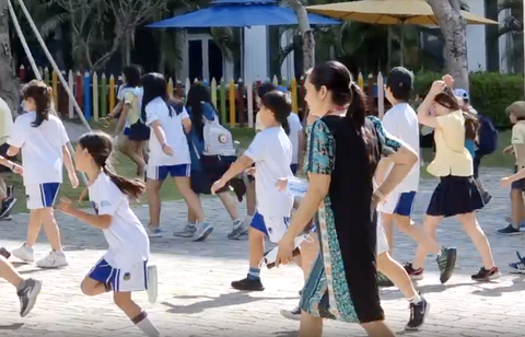 Nhiều giáo viên Trường quốc tế AISVN chưa đi làm, 42 học sinh chuyển trường- Ảnh 1. Học sinh Trường quốc tế AISVN trở lại trường sáng 3-4 - Ảnh: ĐÀO THU