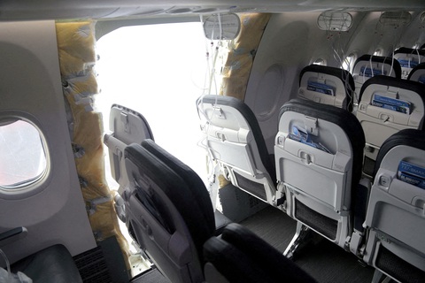 Khủng hoảng của Boeing bắt nguồn từ sự cố bung cửa trên không trên máy bay của Alaska Airlines, ngày 5-1 - Ảnh: AFP Khủng hoảng của Boeing bắt nguồn từ sự cố bung cửa trên không ở máy bay của Alaska Airlines, ngày 5-1 - Ảnh: AFP