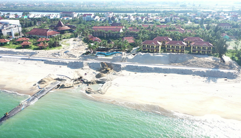 Quảng Nam tiếp tục làm đê ngầm để cứu loạt 'resort ma' ở Hội An- Ảnh 1. Các resort hoang phế dọc biển Hội An đang được nỗ lực cứu bờ để mở cửa trở lại - Ảnh: B.D.