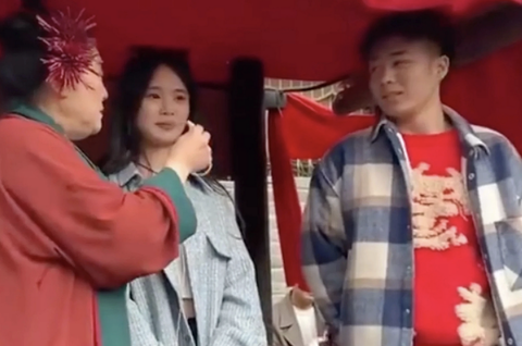 Bị bà mối 'sửa lưng' vì khoe có cả một ngọn núi khi tìm bạn gái- Ảnh 1. Xu hướng mai mối mới đã giúp nhiều cặp đôi nên duyên.