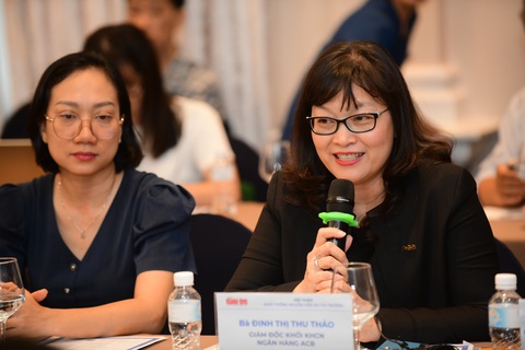 Phó thống đốc Ngân hàng Nhà nước: Nền kinh tế đã bắt đầu ngấm vốn- Ảnh 3. Bà Đinh Thị Thu Thảo (phải) - giám đốc Khối KHCN Ngân hàng ACB - phát biểu tại hội thảo - Ảnh: QUANG ĐỊNH