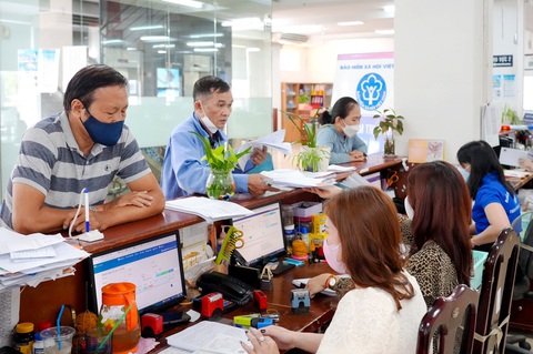 Lương hưu nên tăng bao nhiêu để đủ sống?- Ảnh 2. Người dân đến Bảo hiểm xã hội TP.HCM làm thủ tục bảo hiểm xã hội và lương hưu - Ảnh: HỮU HẠNH
