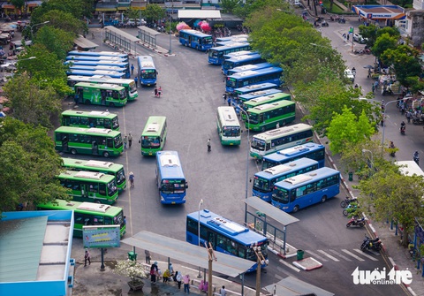 Xe buýt TP.HCM 'lột xác' với dàn xe mới 239 chiếc, người dân phấn khởi trải nghiệm tiện ích 5 sao- Ảnh 2. Các tuyến buýt nêu trên đã thay thế toàn bộ xe cũ; xe mới được trang bị nhiều tiện tích. Cụ thể, 16 tuyến buýt được đầu tư 239 xe mới, trong đó có 195 xe sử dụng dầu diesel và 44 xe sử dụng nhiên liệu sạch khí CNG