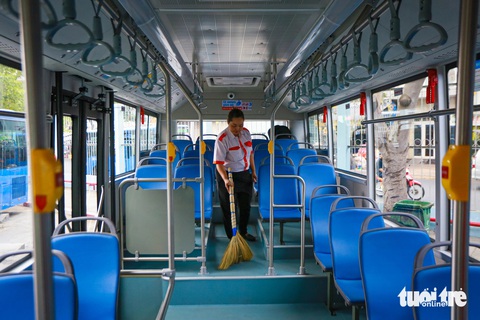 TP.HCM thay mới 239 xe buýt: Mong 'lột xác' luôn cách phục vụ- Ảnh 1. Với dàn xe mới 239 chiếc, nhân viên bán vé và tài xế sẽ liên tục kiểm tra, dọn dẹp xe để phục vụ người dân tốt hơn - Ảnh: CHÂU TUẤN