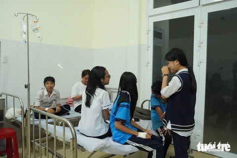 30 học sinh nhập viện sau khi ăn kẹo 'lạ', nghi hysteria- Ảnh 3. Các em học sinh nhập viện trong trạng thái có biểu hiện bệnh lý hysteria - Ảnh: T.A.