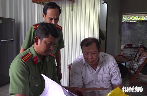 Bắt người đàn ông mua máy in đa năng về phòng trọ để in tiền giả- Ảnh 1. Cơ quan an ninh điều tra Công an tỉnh Trà Vinh làm việc với Nguyễn Minh Hiếu - Ảnh: PHẠM HƠN