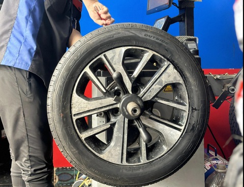Có thể hạn chế nổ lốp do nhiệt độ mặt đường quá cao bằng cách bơm khí nitơ?- Ảnh 1. Di chuyển trong điều kiện nền nhiệt cao, lái xe có thể tìm đến giải pháp bơm khí nitơ - Ảnh: T.TRUNG