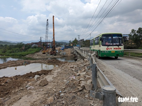 Cắt ngắn cao tốc Quy Nhơn - Pleiku để giảm vốn đầu tư- Ảnh 1. Tuyến quốc lộ 19 kết nối Quy Nhơn và Pleiku hiện nay nhiều đoạn đang được nâng cấp - Ảnh: TẤN LỰC