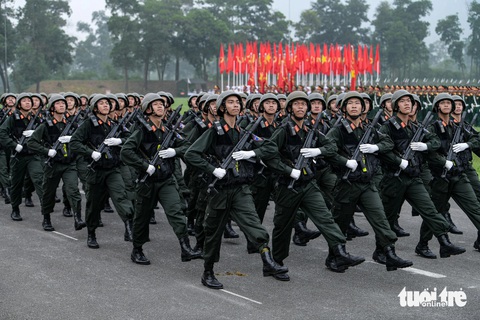 Dàn xe đặc chủng siêu 'ngầu' sẽ diễu hành trong lễ kỷ niệm 50 năm Cảnh sát cơ động- Ảnh 2. Các chiến sĩ cảnh sát cơ động luyện tập diễu binh - Ảnh: NAM TRẦN