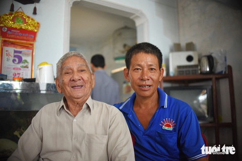 Ông Nguyễn Tiến Nông (áo xanh) vui vẻ đón chào cha mình về thăm nhà sau gần 50 năm 2 cha con thất lạc nhau - Ảnh: LÂM THIÊN Ông Nguyễn Tiến Nông (áo xanh) xúc động đón chào cha mình về thăm nhà sau gần 50 năm hai cha con thất lạc nhau - Ảnh: LÂM THIÊN