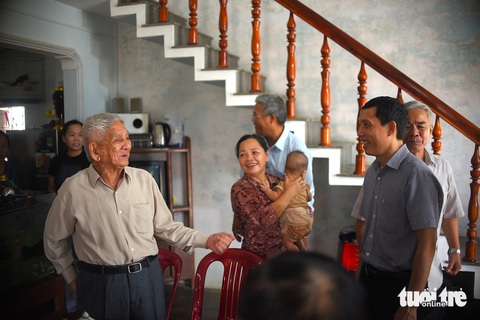 Bà con ở Bình Định vui vẻ trò chuyện với ông Hiến - Ảnh: LÂM THIÊN Bà con ở Bình Định vui vẻ trò chuyện với ông Hiến - Ảnh: LÂM THIÊN