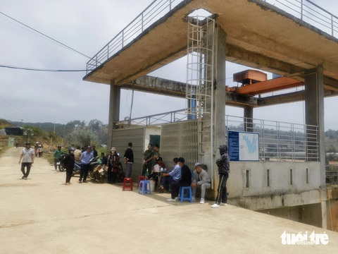 Học sinh phải chui rào kẽm gai đến trường- Ảnh 5. Người dân tập trung yêu cầu mở lại đường để đảm bảo việc đi lại an toàn cho học sinh và người dân - Ảnh: M.V.