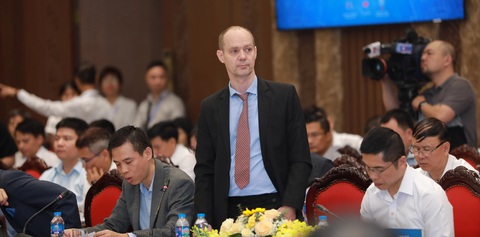 Chủ tịch Hà Nội: Thiếu điện, nhưng doanh nghiệp có điện muốn bán cho Nhà nước không dễ- Ảnh 2. Đại diện một doanh nghiệp phát biểu ý kiến tại hội nghị - Ảnh: QUANG VIỄN