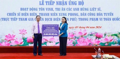Tiếp nhận 22 tỉ đồng ủng hộ chiến sĩ Điện Biên- Ảnh 1. Tiếp nhận ủng hộ 20 tỉ đồng từ Công đoàn Ngân hàng Việt Nam - Ảnh: MTTQ