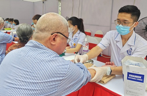 Y bác sĩ tầm soát bệnh thận mạn cho người dân có nguy cơ cao - Ảnh: D.LIỄU Y bác sĩ tầm soát bệnh thận mạn cho người dân có nguy cơ cao - Ảnh: D.LIỄU