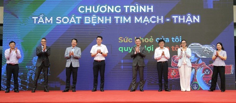 Các đại biểu phát động chương trình Tầm soát bệnh tim mạch - thận - Ảnh: LÂM ĐĂNG HẢI Các đại biểu phát động chương trình Tầm soát bệnh tim mạch - thận - Ảnh: LÂM ĐĂNG HẢI