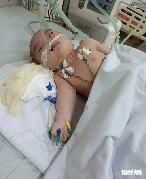 Cảnh báo xuất hiện phiếu tạm ứng giả dấu đỏ bệnh viện ‘kêu gọi tiền cứu con’- Ảnh 3. Các đối tượng lấy hình ảnh cháu bé nằm viện để đăng bài giả mạo kêu cứu - Ảnh: FB