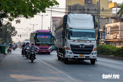 TP Đông Hà là đô thị duy nhất miền Trung không có đường tránh, áp lực giao thông dẫn đến nhiều tai nạn- Ảnh 1. Chưa có đường tránh, người dân TP Đông Hà phải lưu thông hỗn hợp với xe tải nặng, xe giường nằm - Ảnh: HOÀNG TÁO