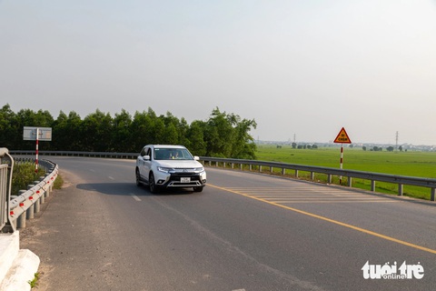 TP Đông Hà là đô thị duy nhất miền Trung không có đường tránh, áp lực giao thông dẫn đến nhiều tai nạn- Ảnh 2. Đường tránh TP Đông Hà được đầu tư hoàn chỉnh 2 đoạn từ năm 2019, nhưng chưa thể nối thông do đoạn ở giữa chưa được đầu tư - Ảnh: HOÀNG TÁO