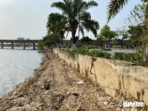 Xà bần đổ lấn sông Hàn gần cầu Trần Thị Lý Đà Nẵng- Ảnh 2. Đất đá mới được đổ chồng lên nền đất đá cũ ngoài bờ sông Hàn - Ảnh: TRƯỜNG TRUNG
