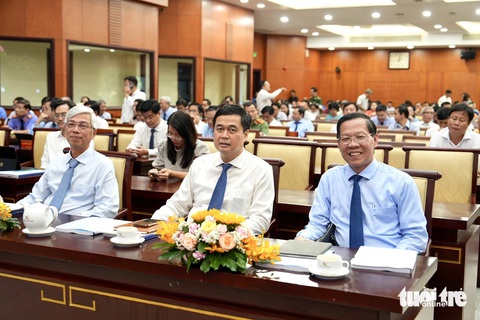 Ông Nguyễn Hồ Hải: Để thi đua yêu nước thành tinh thần trách nhiệm- Ảnh 2. Chủ tịch UBND TP.HCM Phan Văn Mãi (bìa phải) và ông Phạm Huy Giang, trưởng ban Ban Thi đua - Khen thưởng Trung ương (giữa) tại hội nghị - Ảnh: HỮU HẠNH