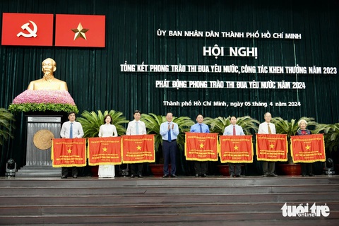 Ông Nguyễn Hồ Hải: Để thi đua yêu nước thành tinh thần trách nhiệm- Ảnh 3. Chủ tịch UBND TP.HCM Phan Văn Mãi trao cờ thi đua của Chính phủ cho các đơn vị - Ảnh: HỮU HẠNH