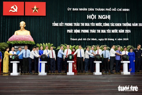 Ông Nguyễn Hồ Hải: Để thi đua yêu nước thành tinh thần trách nhiệm- Ảnh 4. Các đơn vị cụm trưởng, khối trưởng của 32 cụm khối thi đua TP thực hiện cam kết giao ước thi đua năm 2024 - Ảnh: HỮU HẠNH