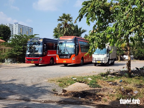 Tréo ngoe xe dù đón khách trong bãi container ở TP Thủ Đức- Ảnh 4. Ngoài ra, người dân phản ánh một bãi xe tự phát nằm trong khu dân cư Kiến Á, trên đường Đ7, phường Phước Long B, TP Thủ Đức cũng có nhiều nhà xe đón, trả khách sai quy định. Những nhà xe này dùng xe trung chuyển chở khách đến, sau đó chở đi. Bãi xe tự phát này hoạt động đã lâu nhưng không thấy cơ quan chức năng xử lý - Ảnh: MINH HÒA